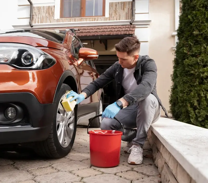 Lavage auto à domicile Ligné : professionnel intervenant sur un véhicule